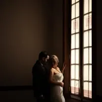 Retrato de boda en interior