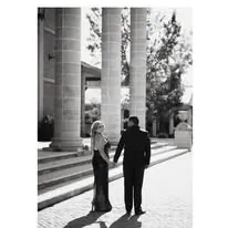 Pareja caminando en blanco y negro