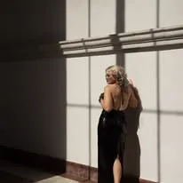 Novia en vestido negro