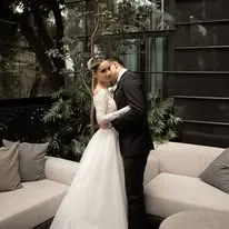 Novios besándose en jardín moderno