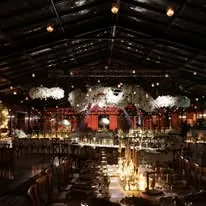 Recepción de boda iluminada