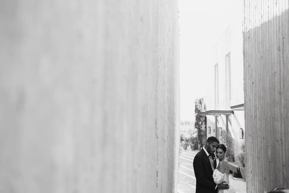 Pareja en sesión cinematográfica de boda